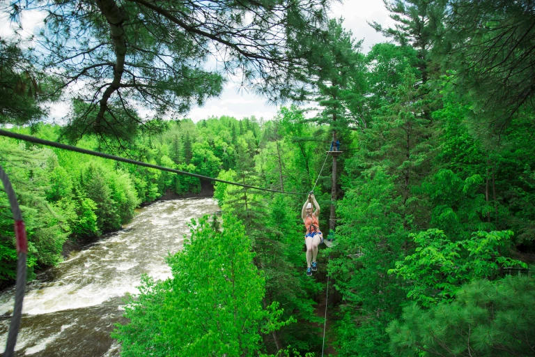 Chauveau zipline au bord d'une rivière